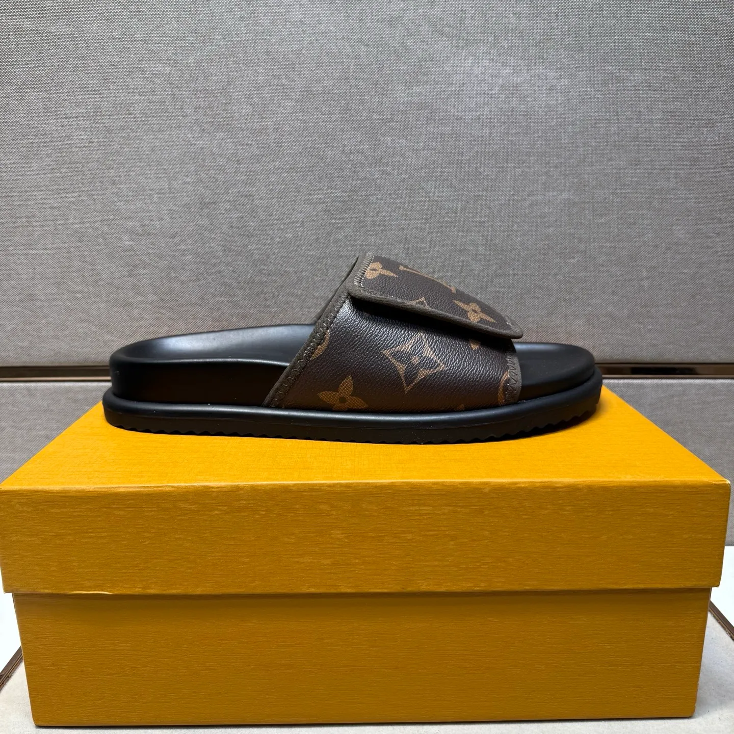 ⬛️Men's shoes 💰p320 [LV～] Men's casual slippers 2025z cabinet sales simultaneously 🔶Size: 38-44 #️⃣ 🔷3 colors🔜The upper is made of multi-material splicing ➕Genuine leather lining, comfortable and breathable, sole: original comfortable and wear-resistant outsole, ⚠️real thing📱photographed🎬real thing is better📢📢📢